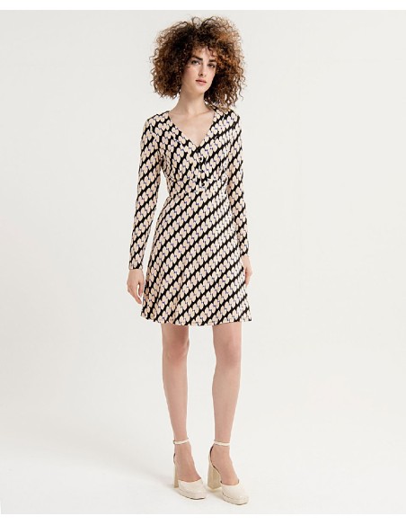 VESTIDO CORTO, ESCOTE  V Y BOTONES EN PECHO.