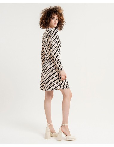 VESTIDO CORTO, ESCOTE  V Y BOTONES EN PECHO.