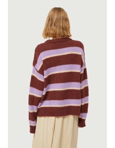 Jersey de punto con estampado de rayas marrones,lilas y blancas.