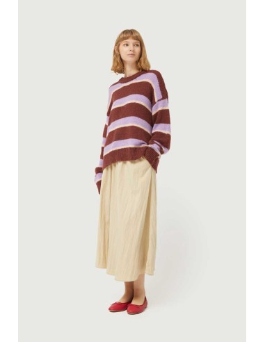 Jersey de punto con estampado de rayas marrones,lilas y blancas.