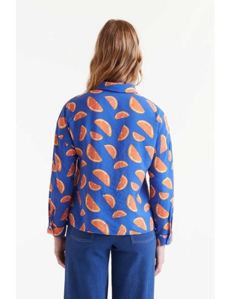 CAMISA FLUIDA ESTAMPADO DE PÓMELOS.