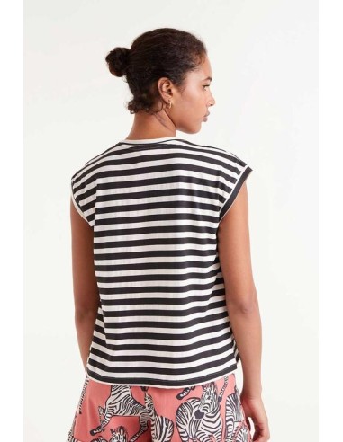 CAMISETA CON ESTAMPADO DE RAYAS NEGRAS.