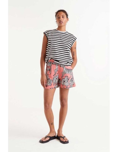 CAMISETA CON ESTAMPADO DE RAYAS NEGRAS.