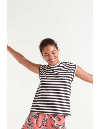 CAMISETA CON ESTAMPADO DE RAYAS NEGRAS.