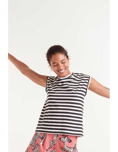 CAMISETA CON ESTAMPADO DE RAYAS NEGRAS.
