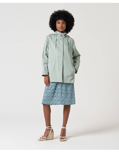 VESTIDO CON DETALLE NUDO EN CINTURILLA.