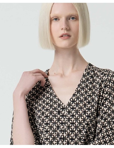 VESTIDO ESCOTE PICO,MANGA ACAMPANADA.