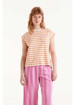 CAMISETA CON ESTAMPADO DE RAYAS.