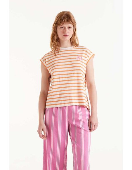 CAMISETA CON ESTAMPADO DE RAYAS.