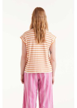 CAMISETA CON ESTAMPADO DE RAYAS. 2