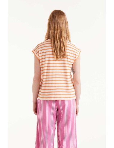 CAMISETA CON ESTAMPADO DE RAYAS.