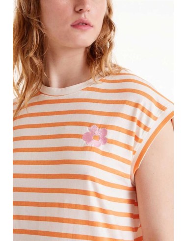 CAMISETA CON ESTAMPADO DE RAYAS.