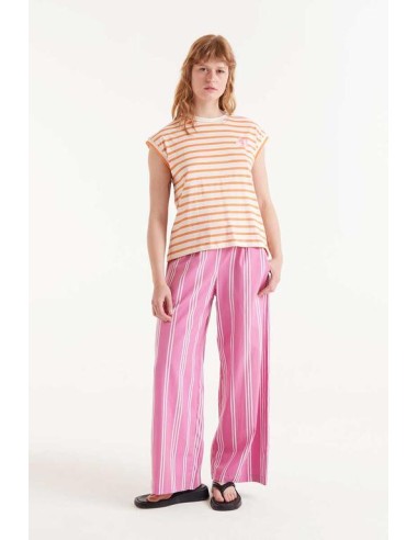 CAMISETA CON ESTAMPADO DE RAYAS.