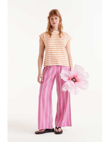 CAMISETA CON ESTAMPADO DE RAYAS.