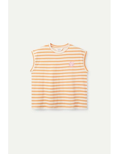 CAMISETA CON ESTAMPADO DE RAYAS.