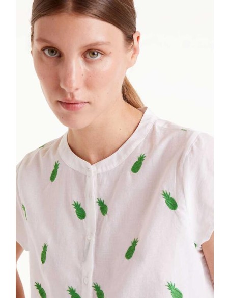 CAMISA CON ESTAMPADO PIÑAS,CUELLO MAO,M/CORTA.