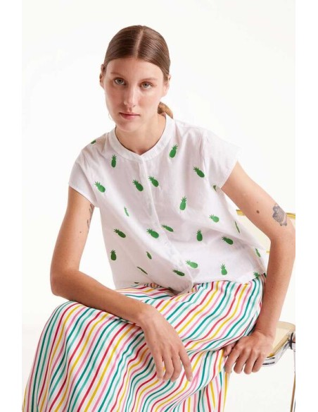 CAMISA CON ESTAMPADO PIÑAS,CUELLO MAO,M/CORTA.