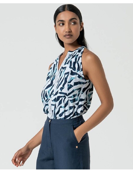 PANTALÓN CON BOLSILLO ITALIANO.