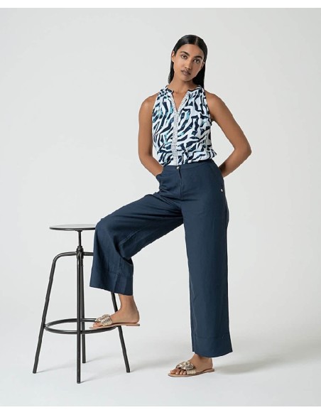 PANTALÓN CON BOLSILLO ITALIANO.