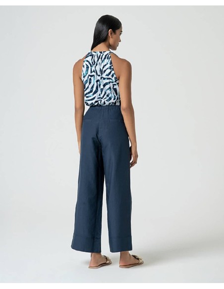 PANTALÓN CON BOLSILLO ITALIANO.