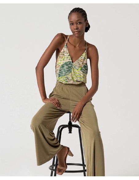 PANTALÓN LARGO RECTO.