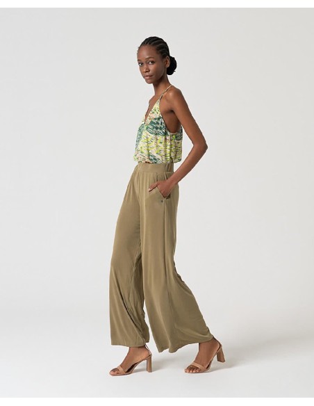 PANTALÓN LARGO RECTO.