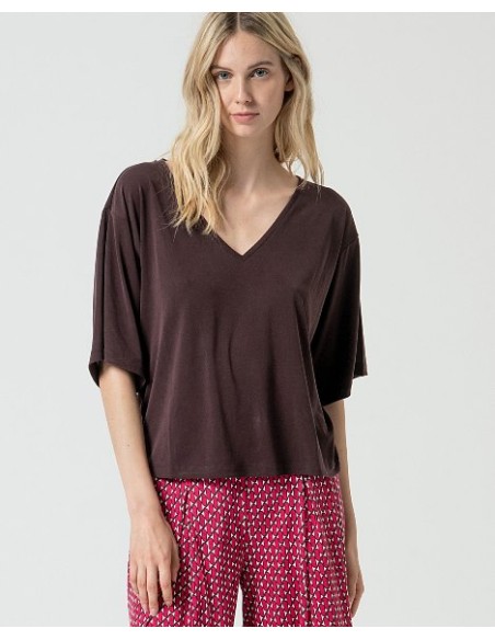 CAMISETA ESCOTE PICO ,MANGA AMPLIA CAÍDA.