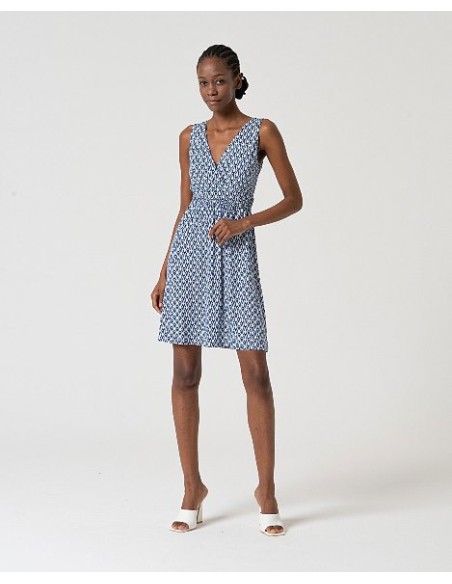 VESTIDO CORTO,ESCOTE CRUZADO Y FRUNCE EN CINTURA.