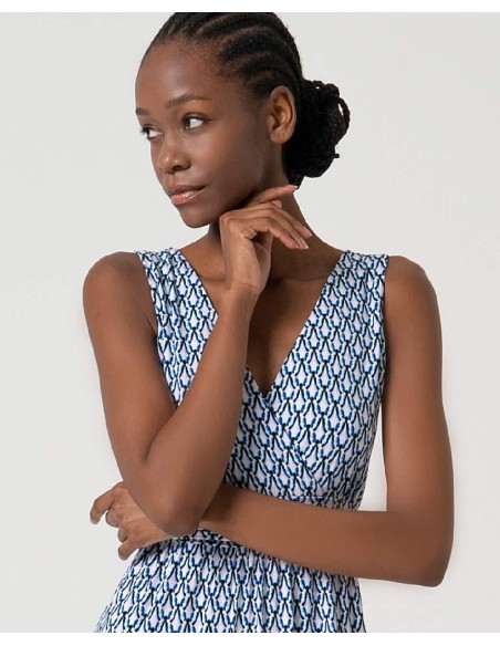 VESTIDO CORTO,ESCOTE CRUZADO Y FRUNCE EN CINTURA.