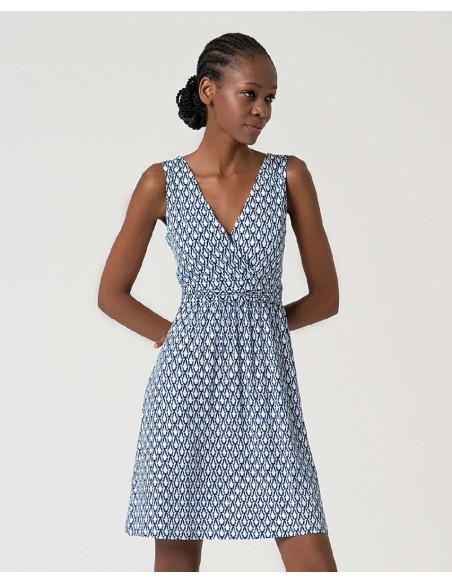 VESTIDO CORTO,ESCOTE CRUZADO Y FRUNCE EN CINTURA.