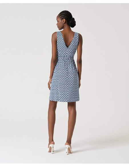 VESTIDO CORTO,ESCOTE CRUZADO Y FRUNCE EN CINTURA.