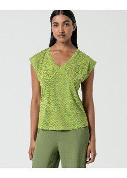 CAMISETA CON ESCOTE EN V.