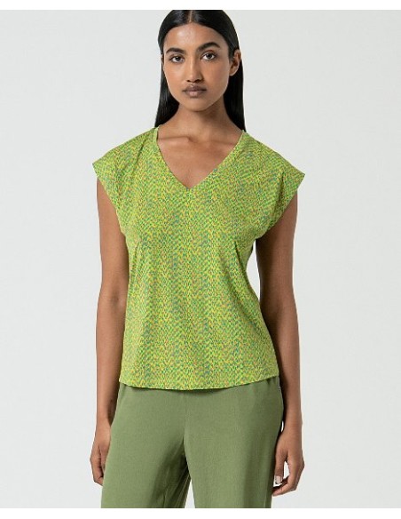 CAMISETA CON ESCOTE EN V.