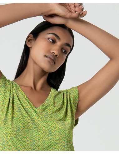 CAMISETA CON ESCOTE EN V.