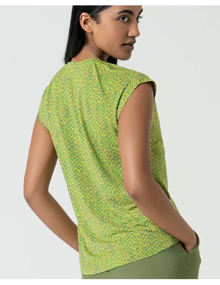 CAMISETA CON ESCOTE EN V.