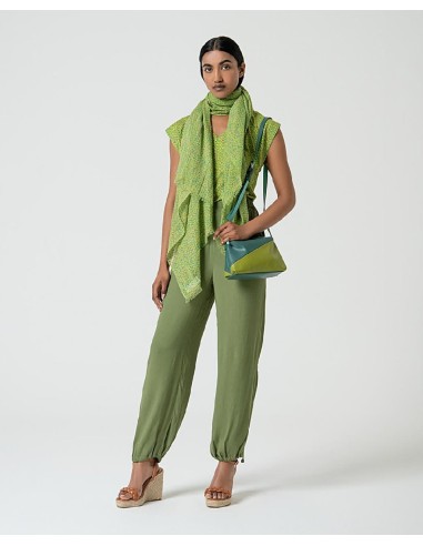 CAMISETA CON ESCOTE EN V.