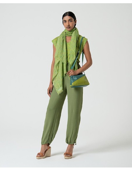 CAMISETA CON ESCOTE EN V.