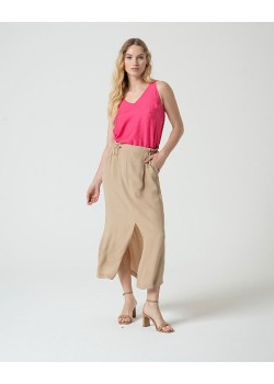 FALDA CON CINTURILLA CON CORDÓN AJUSTABLE.