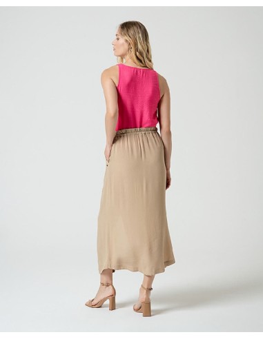 FALDA CON CINTURILLA CON CORDÓN AJUSTABLE.