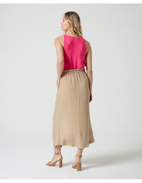 FALDA CON CINTURILLA CON CORDÓN AJUSTABLE.