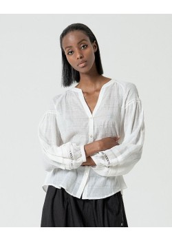 BLUSA CUELLO MAHO ABIERTO CON MANGAS ABULLONADAS.