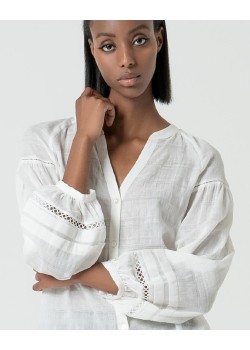 BLUSA CUELLO MAHO ABIERTO CON MANGAS ABULLONADAS. 2