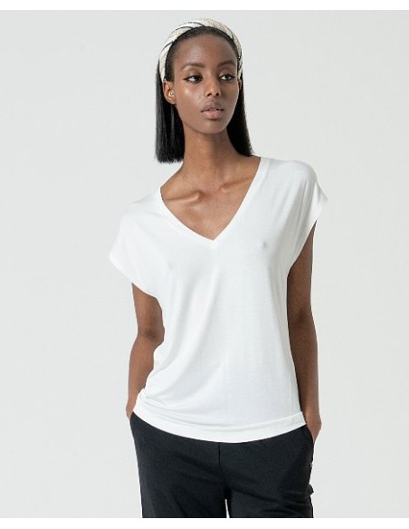 CAMISETA SIN MANGAS, ESCOTE PICO.