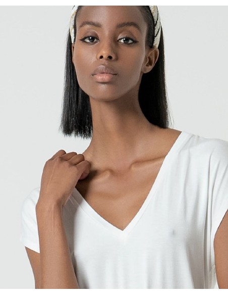 CAMISETA SIN MANGAS, ESCOTE PICO.