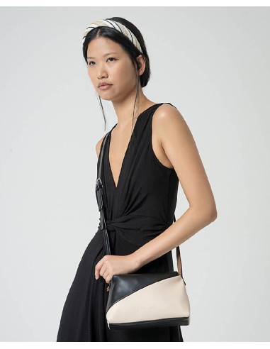 BOLSO BICOLOR CON CREMALLERA Y ASA BANDOLERA.