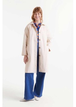 GABARDINA CON ESTAMPADO DE NARANJA.