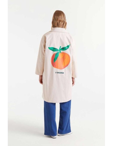 GABARDINA CON ESTAMPADO DE NARANJA.
