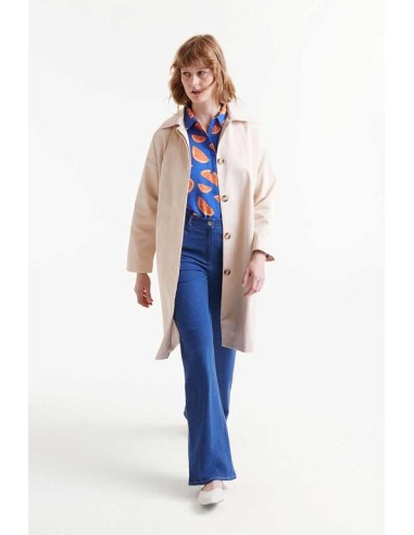 GABARDINA CON ESTAMPADO DE NARANJA.