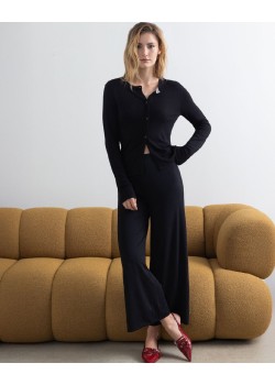 PANTALÓN CROPPED ELÁSTICO LISO.