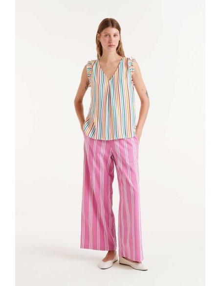 TOP CON ESTAMPADO DE RAYAS COLORES Y CON TIRANTES CON VOLANTE.